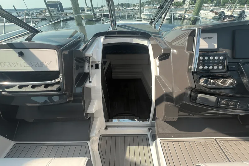 Slide: The Image of Monterey 335 SPORT YACHT 2021 - 26