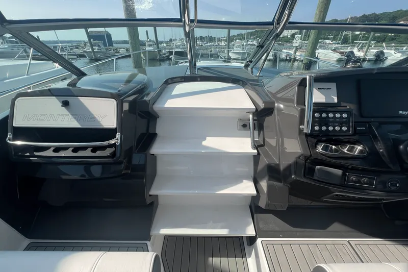 Slide: The Image of Monterey 335 SPORT YACHT 2021 - 27