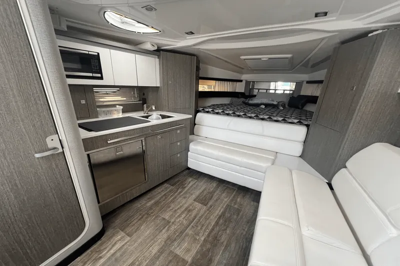 Slide: The Image of Monterey 335 SPORT YACHT 2021 - 30