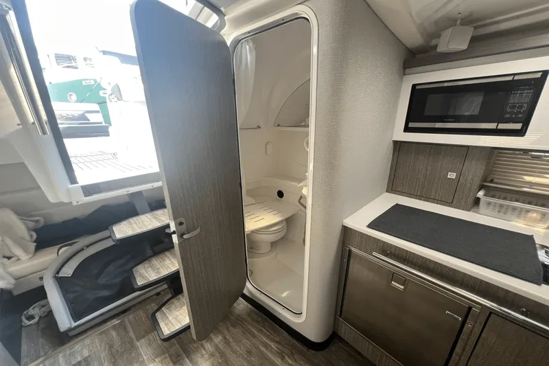 Slide: The Image of Monterey 335 SPORT YACHT 2021 - 34