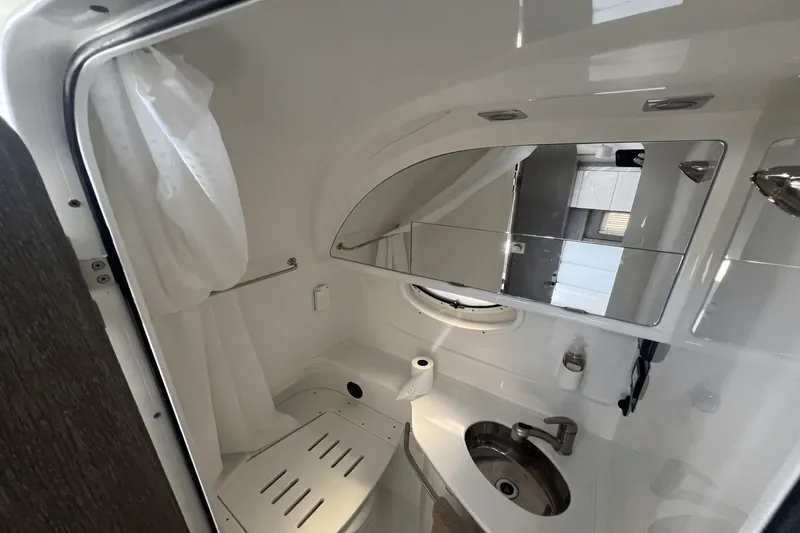 Slide: The Image of Monterey 335 SPORT YACHT 2021 - 36