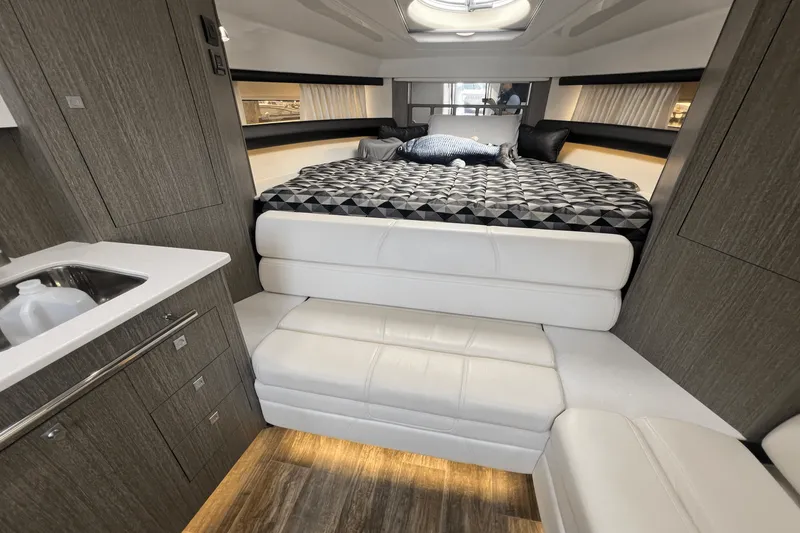 Slide: The Image of Monterey 335 SPORT YACHT 2021 - 37