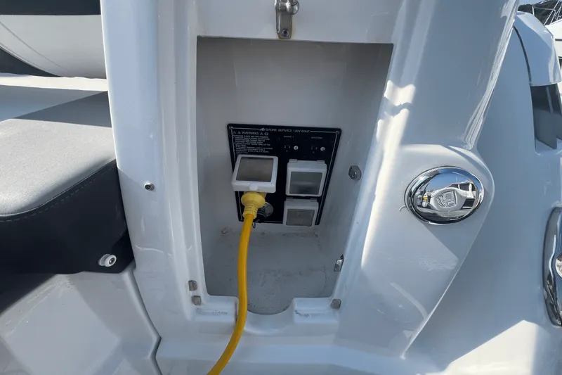 Slide: The Image of Monterey 335 SPORT YACHT 2021 - 4