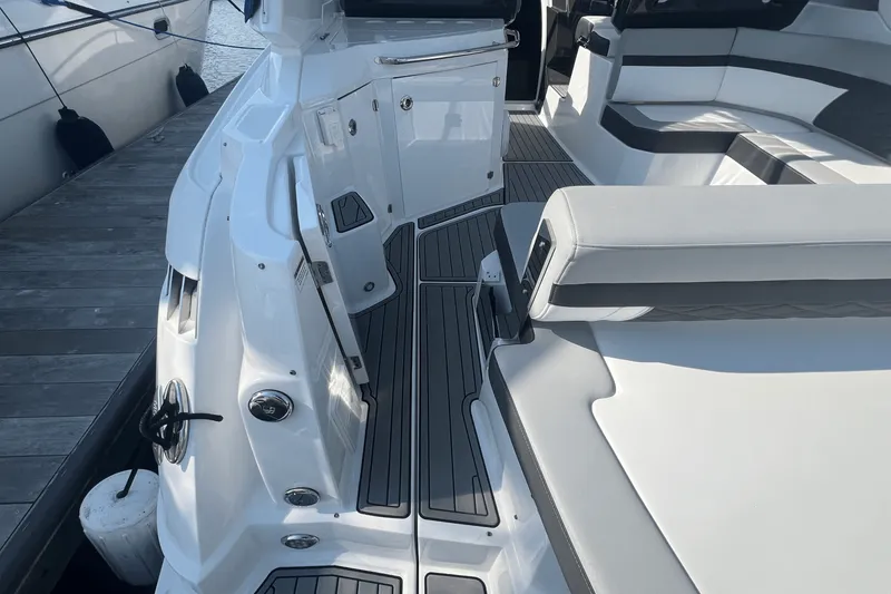 Slide: The Image of Monterey 335 SPORT YACHT 2021 - 8