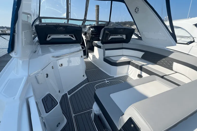 Slide: The Image of Monterey 335 SPORT YACHT 2021 - 9