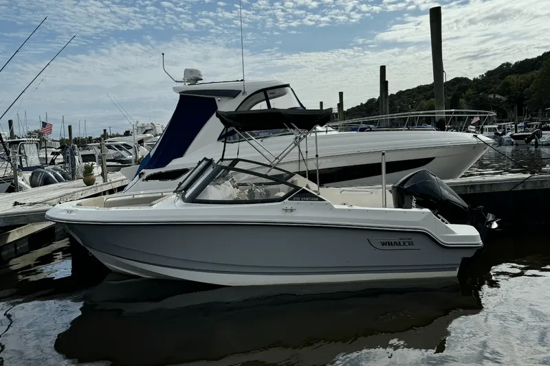 Slide: The Image of Boston Whaler 210 Vantage 2024 - 0