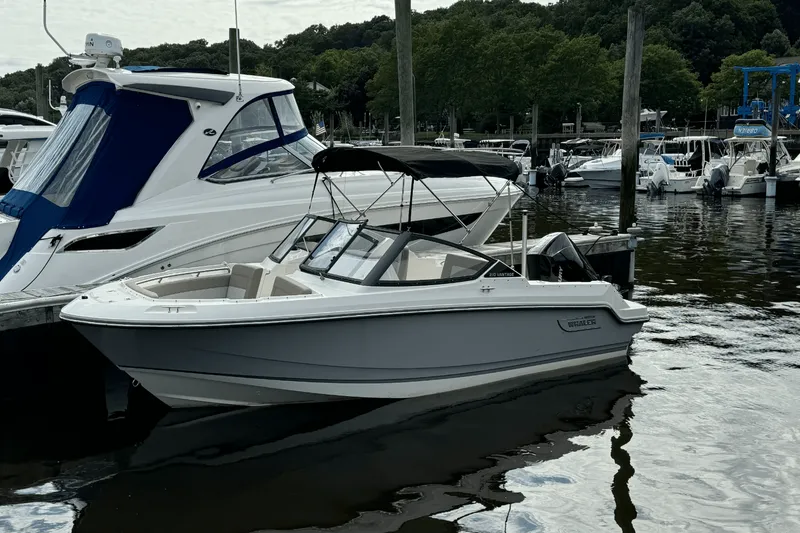 Slide: The Image of Boston Whaler 210 Vantage 2024 - 1