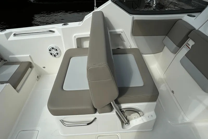 Slide: The Image of Boston Whaler 210 Vantage 2024 - 10