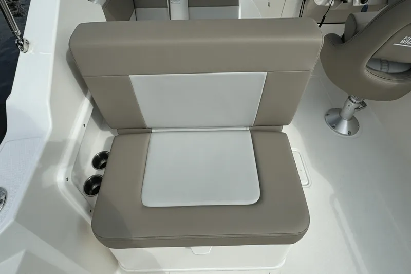 Slide: The Image of Boston Whaler 210 Vantage 2024 - 11