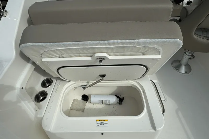 Slide: The Image of Boston Whaler 210 Vantage 2024 - 12