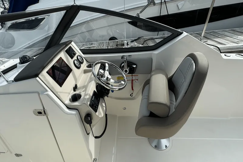 Slide: The Image of Boston Whaler 210 Vantage 2024 - 13