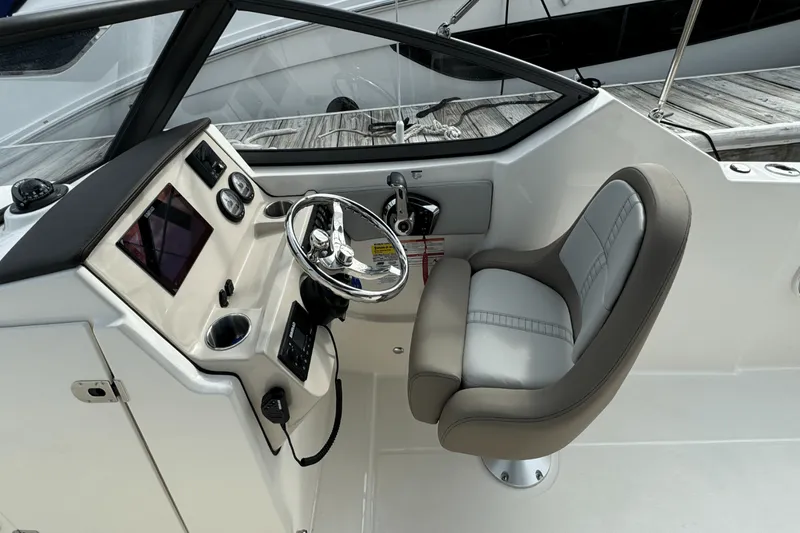 Slide: The Image of Boston Whaler 210 Vantage 2024 - 14