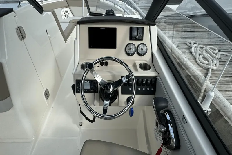 Slide: The Image of Boston Whaler 210 Vantage 2024 - 15