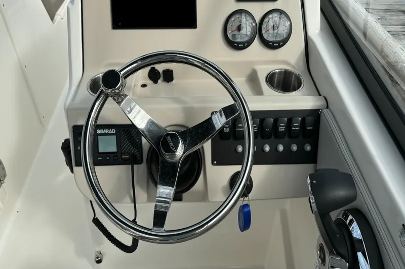 Slide: The Image of Boston Whaler 210 Vantage 2024 - 16