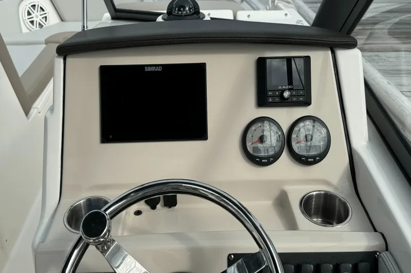 Slide: The Image of Boston Whaler 210 Vantage 2024 - 17