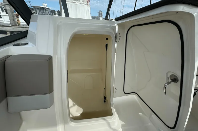 Slide: The Image of Boston Whaler 210 Vantage 2024 - 18