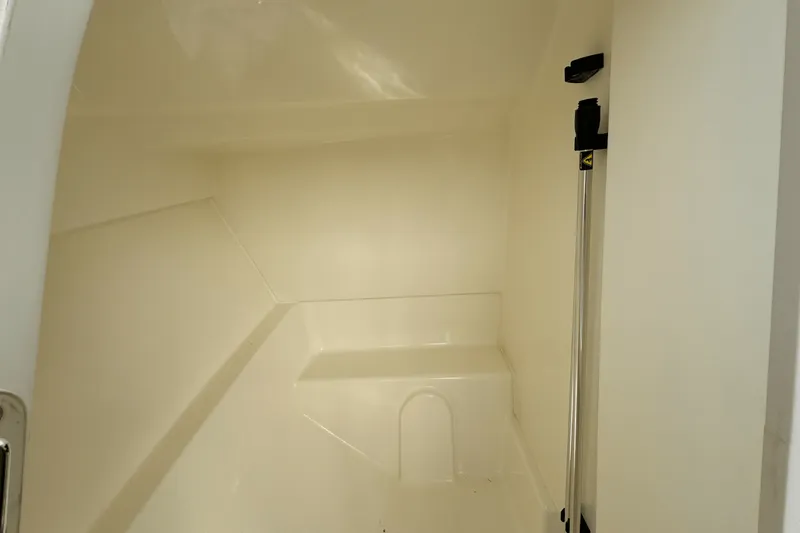 Slide: The Image of Boston Whaler 210 Vantage 2024 - 19