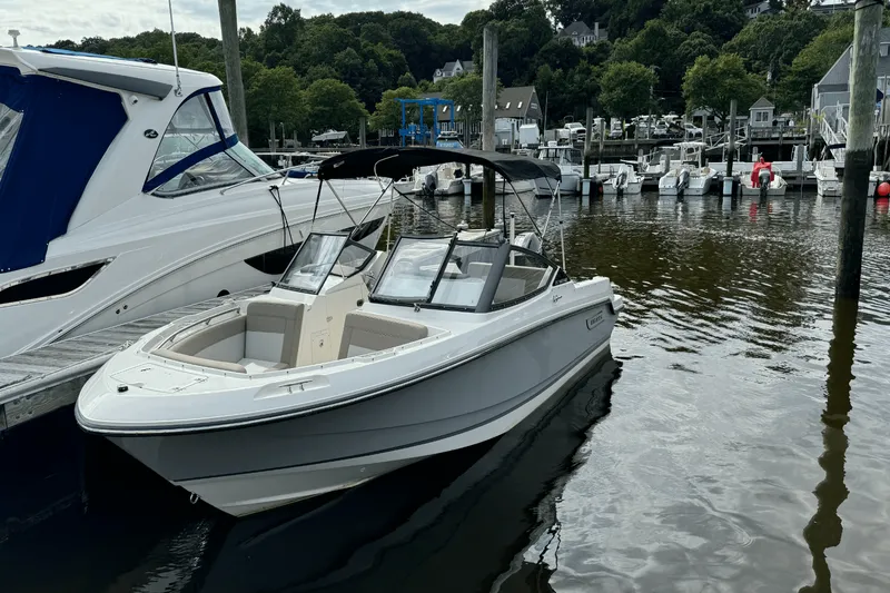 Slide: The Image of Boston Whaler 210 Vantage 2024 - 2