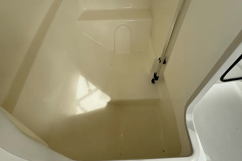 Slide: The Image of Boston Whaler 210 Vantage 2024 - 20