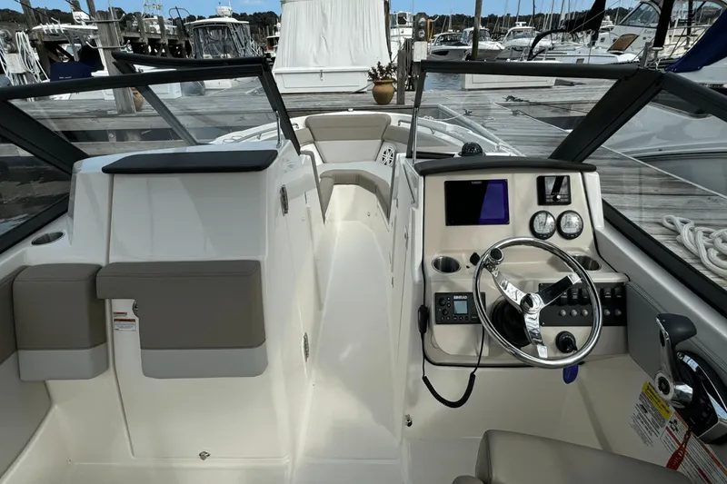 Slide: The Image of Boston Whaler 210 Vantage 2024 - 21