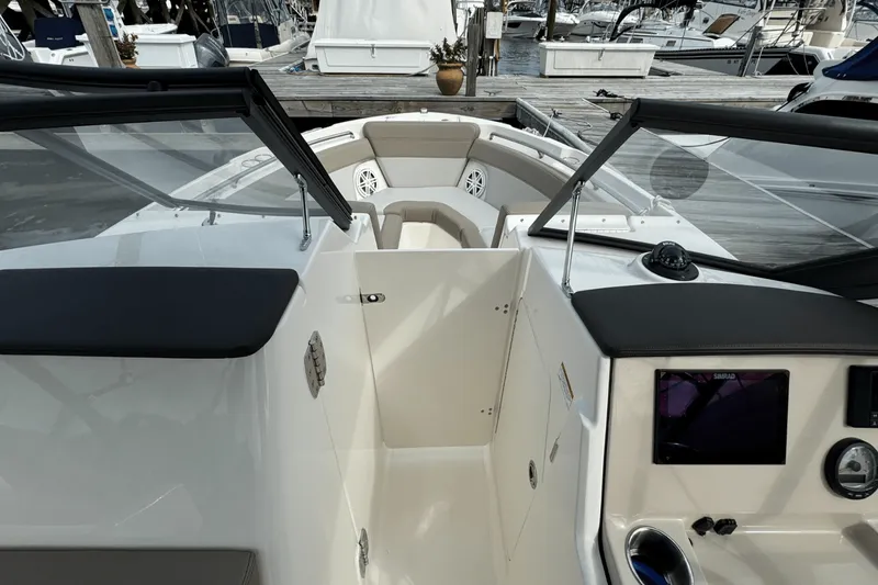 Slide: The Image of Boston Whaler 210 Vantage 2024 - 22