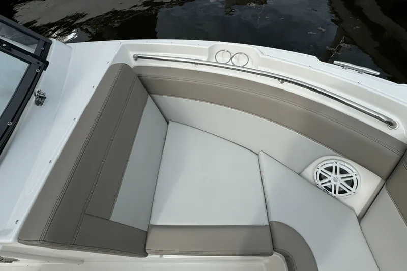 Slide: The Image of Boston Whaler 210 Vantage 2024 - 24