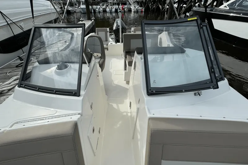 Slide: The Image of Boston Whaler 210 Vantage 2024 - 26