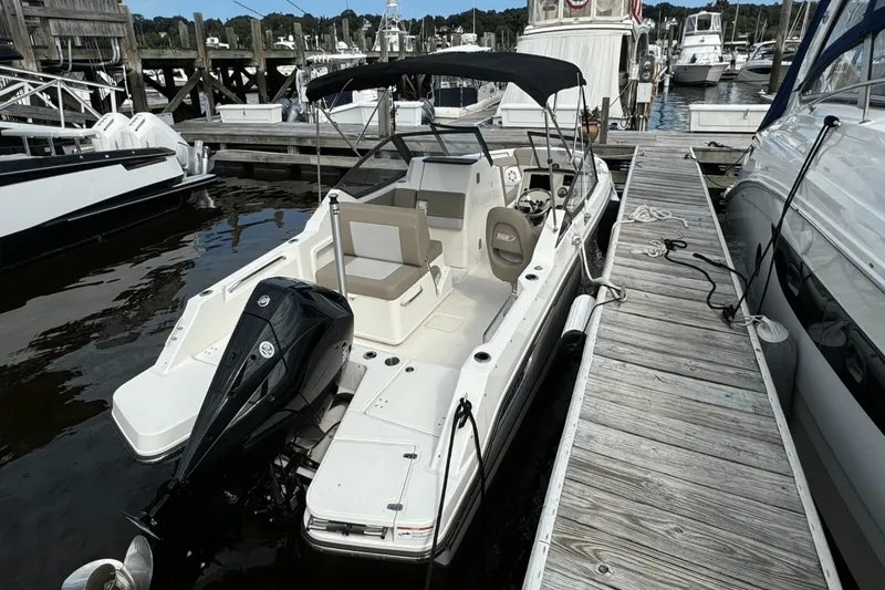 Slide: The Image of Boston Whaler 210 Vantage 2024 - 27