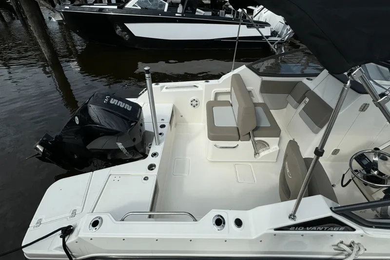 Slide: The Image of Boston Whaler 210 Vantage 2024 - 28