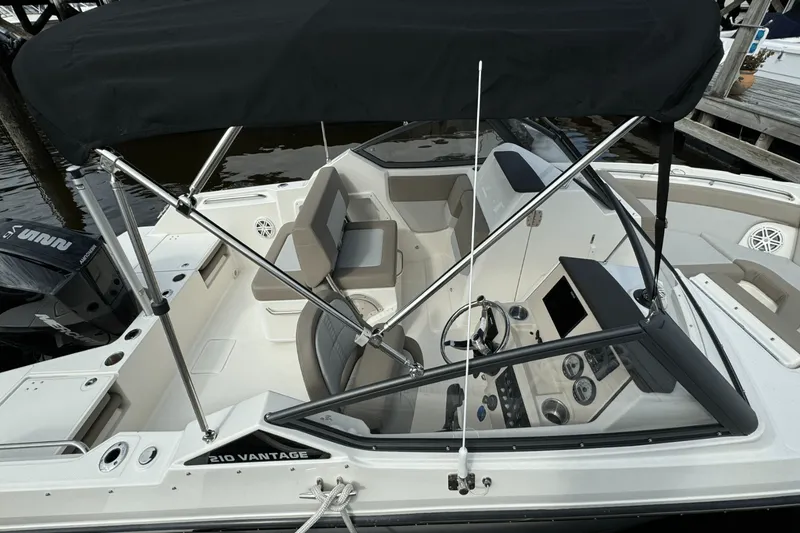 Slide: The Image of Boston Whaler 210 Vantage 2024 - 29