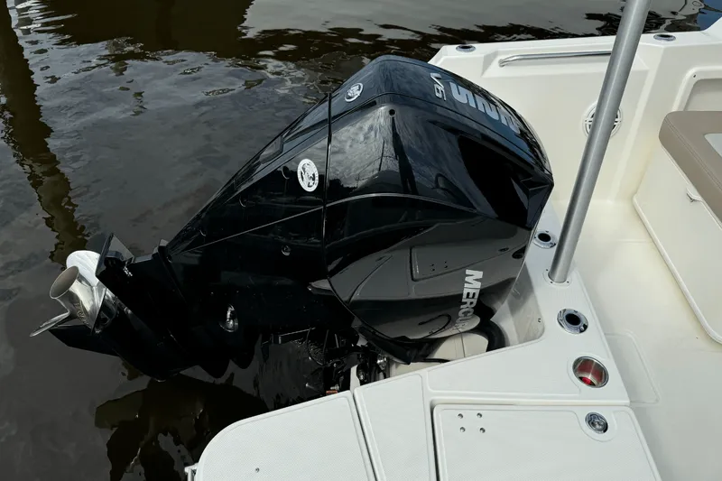 Slide: The Image of Boston Whaler 210 Vantage 2024 - 3