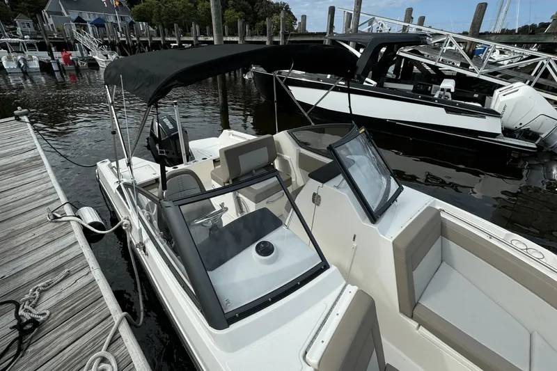 Slide: The Image of Boston Whaler 210 Vantage 2024 - 30
