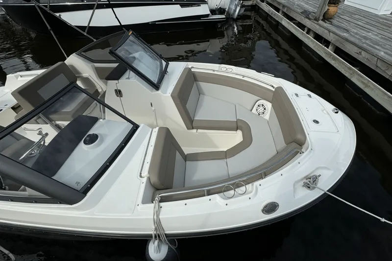 Slide: The Image of Boston Whaler 210 Vantage 2024 - 31