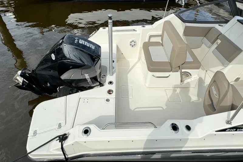 Slide: The Image of Boston Whaler 210 Vantage 2024 - 4