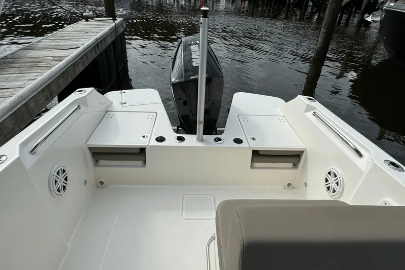 Slide: The Image of Boston Whaler 210 Vantage 2024 - 5
