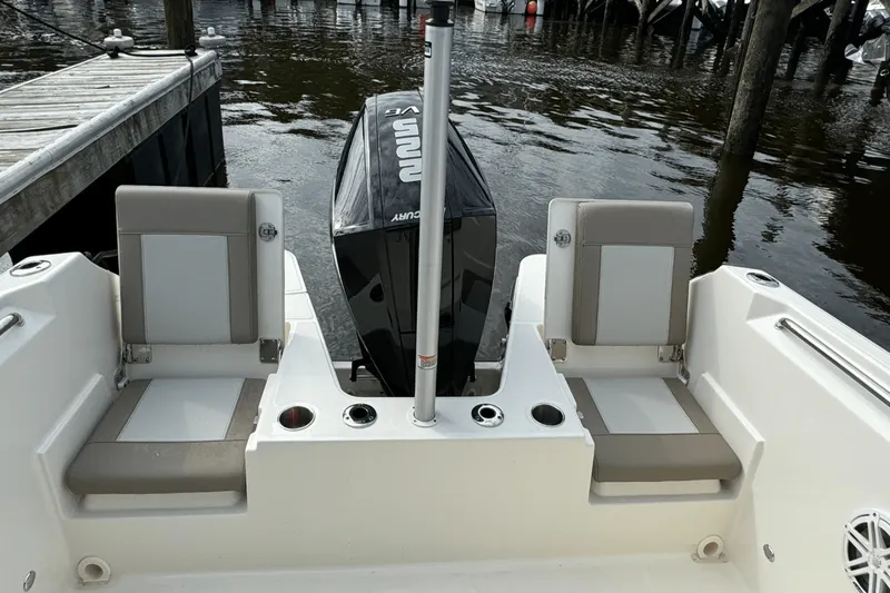 Slide: The Image of Boston Whaler 210 Vantage 2024 - 7