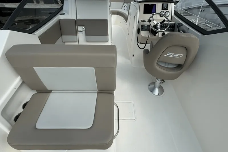 Slide: The Image of Boston Whaler 210 Vantage 2024 - 8