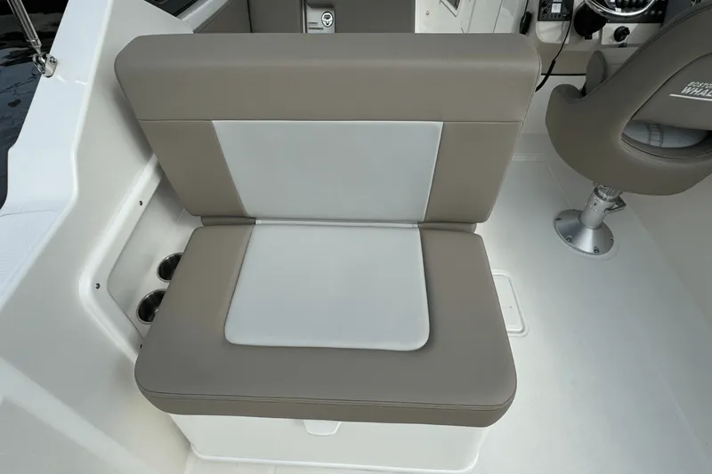 Slide: The Image of Boston Whaler 210 Vantage 2024 - 9