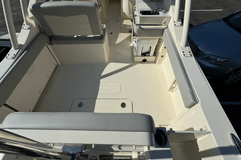 Slide: The Image of Scout 240 Dorado 2025 - 10