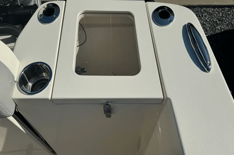 Slide: The Image of Scout 240 Dorado 2025 - 13