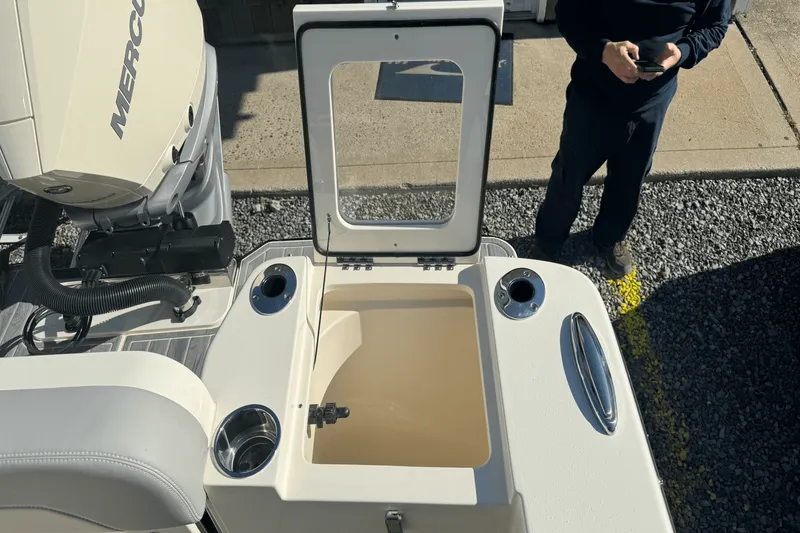 Slide: The Image of Scout 240 Dorado 2025 - 14