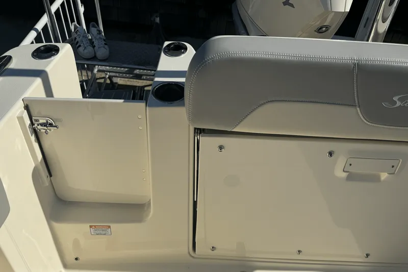 Slide: The Image of Scout 240 Dorado 2025 - 15