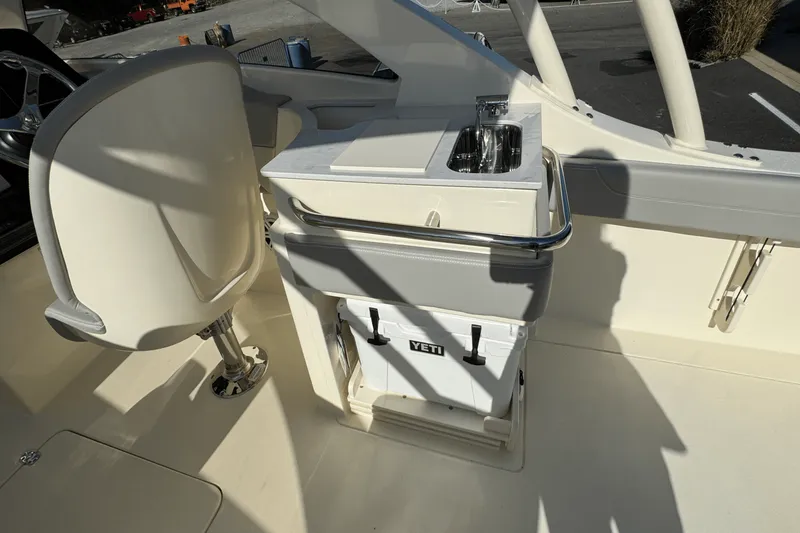 Slide: The Image of Scout 240 Dorado 2025 - 20