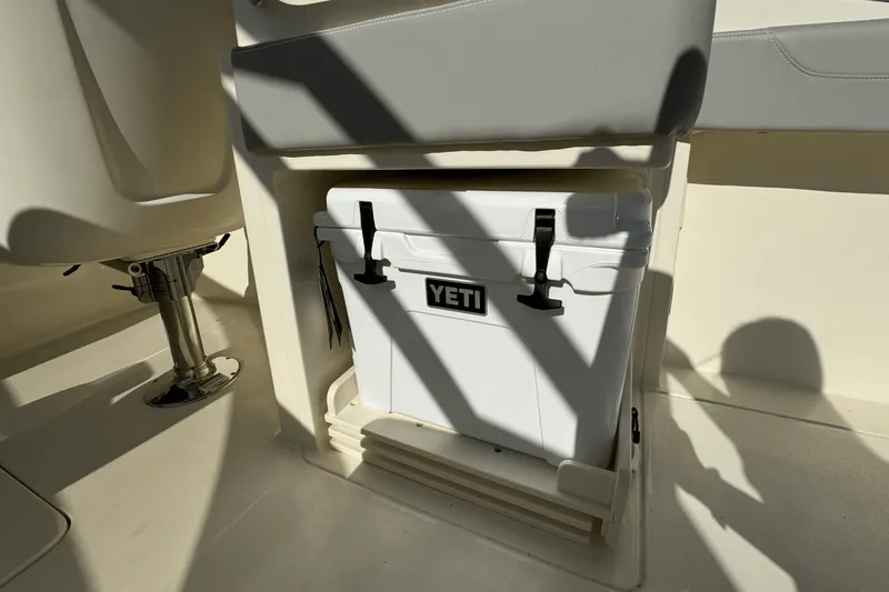 Slide: The Image of Scout 240 Dorado 2025 - 21