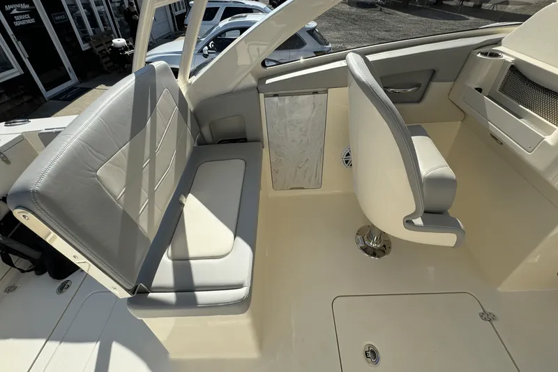 Slide: The Image of Scout 240 Dorado 2025 - 23