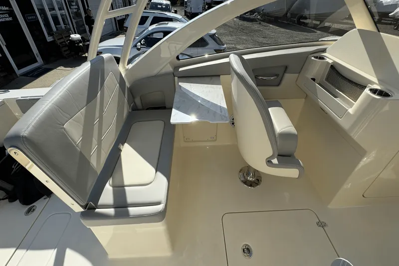 Slide: The Image of Scout 240 Dorado 2025 - 24