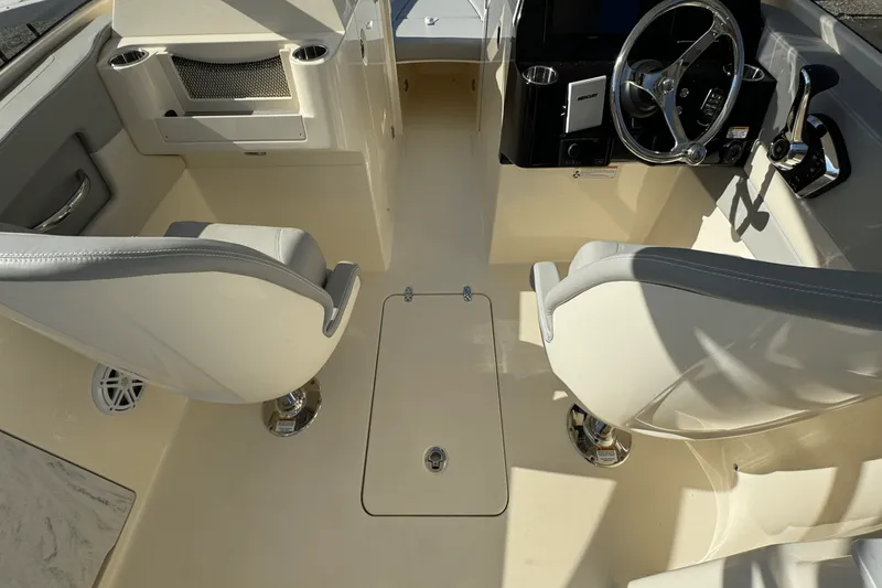 Slide: The Image of Scout 240 Dorado 2025 - 25