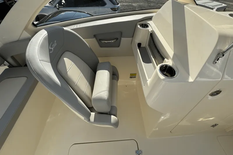 Slide: The Image of Scout 240 Dorado 2025 - 27