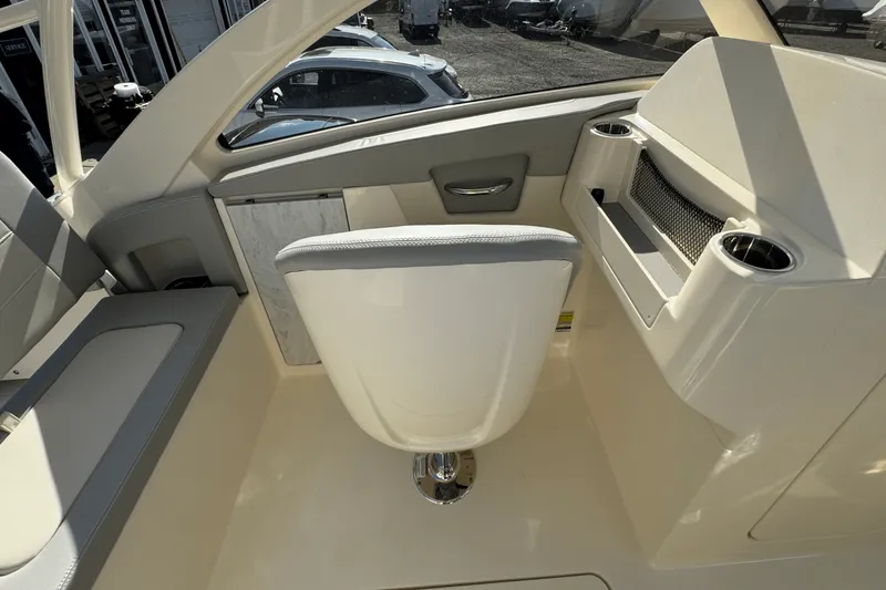 Slide: The Image of Scout 240 Dorado 2025 - 31