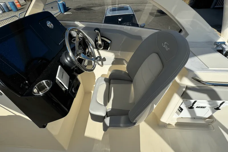 Slide: The Image of Scout 240 Dorado 2025 - 34